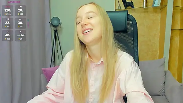 Snapshot of SoonMoor chatting on November 2025 07:03:01 PM SoonMoor online show from November 2025 07:03:01 PM