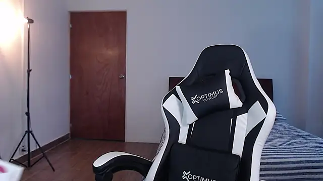 Snapshot of Ellyuwuw chatting on October 2025 10:11:01 PM Ellyuwuw online show from October 2025 10:11:01 PM