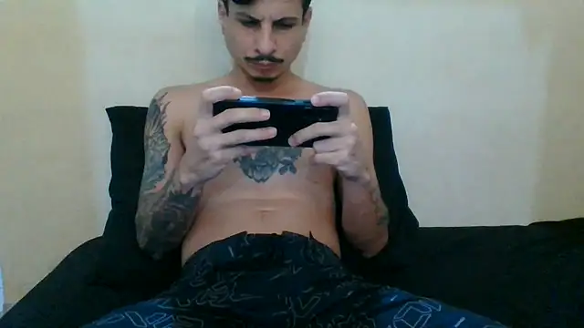 Snapshot of Skate012 chatting on July 2026 11:01:01 PM Skate012 online show from July 2026 11:01:01 PM
