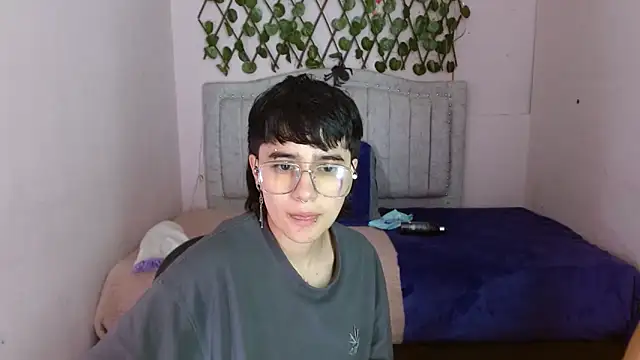 Snapshot of Britney_thx chatting on December 2025 01:10:01 AM Britney thx online show from December 2025 01:10:01 AM