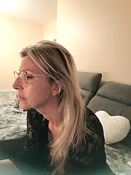 laura1076 online show from October 2025 07:16:02 PM