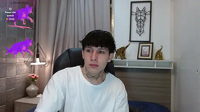 Snapshot of Iantwink18 chatting on October 2025 02:49:01 PM Iantwink18 online show from October 2025 02:49:01 PM