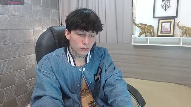 Snapshot of Iantwink18 chatting on November 2025 09:08:02 PM Iantwink18 online show from November 2025 09:08:02 PM