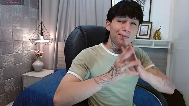 Snapshot of Iantwink18 chatting on October 2025 08:09:01 PM Iantwink18 online show from October 2025 08:09:01 PM