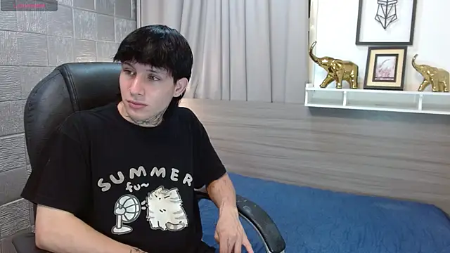 Snapshot of Iantwink18 chatting on November 2025 08:46:02 PM Iantwink18 online show from November 2025 08:46:02 PM