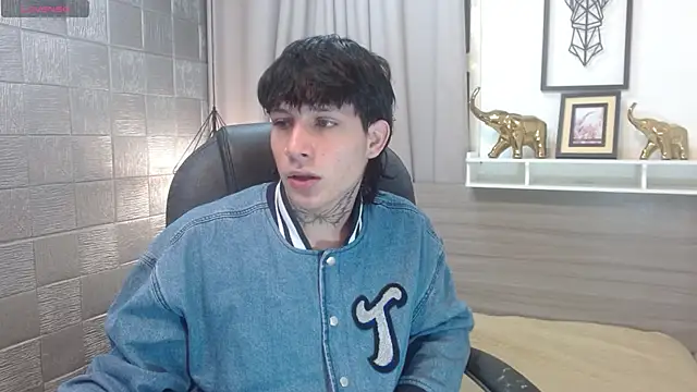 Snapshot of Iantwink18 chatting on November 2025 11:10:01 PM Iantwink18 online show from November 2025 11:10:01 PM