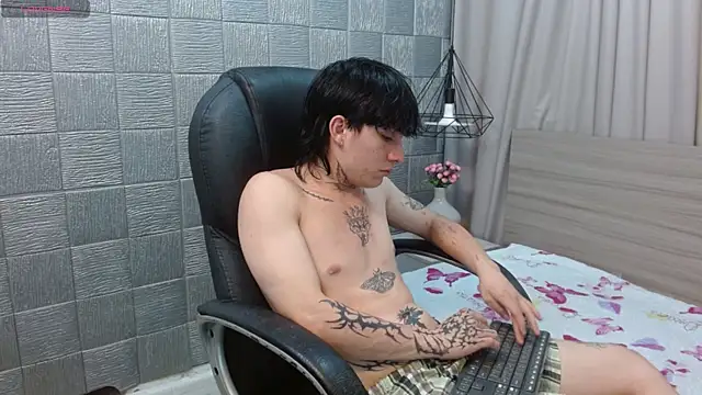 Snapshot of Iantwink18 chatting on December 2025 11:12:01 AM Iantwink18 online show from December 2025 11:12:01 AM