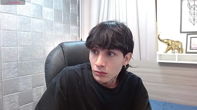 Snapshot of Iantwink18 chatting on November 2025 08:13:01 PM Iantwink18 online show from November 2025 08:13:01 PM