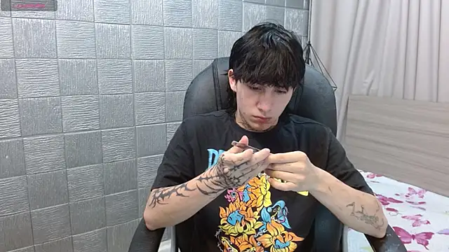 Snapshot of Iantwink18 chatting on December 2025 02:23:01 AM Iantwink18 online show from December 2025 02:23:01 AM