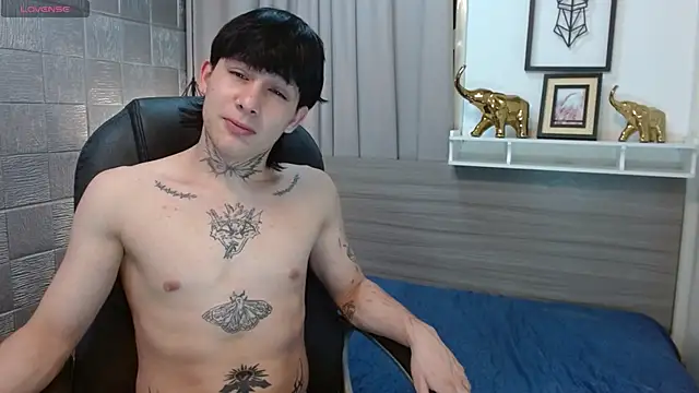 Snapshot of Iantwink18 chatting on October 2025 09:43:02 PM Iantwink18 online show from October 2025 09:43:02 PM