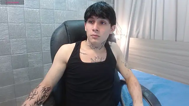 Snapshot of Iantwink18 chatting on November 2025 07:35:01 PM Iantwink18 online show from November 2025 07:35:01 PM