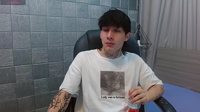 Snapshot of Iantwink18 chatting on November 2025 03:17:02 AM Iantwink18 online show from November 2025 03:17:02 AM