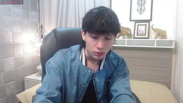 Snapshot of Iantwink18 chatting on November 2025 07:39:01 PM Iantwink18 online show from November 2025 07:39:01 PM