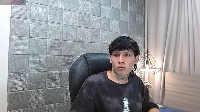 Snapshot of Iantwink18 chatting on November 2025 01:48:02 PM Iantwink18 online show from November 2025 01:48:02 PM