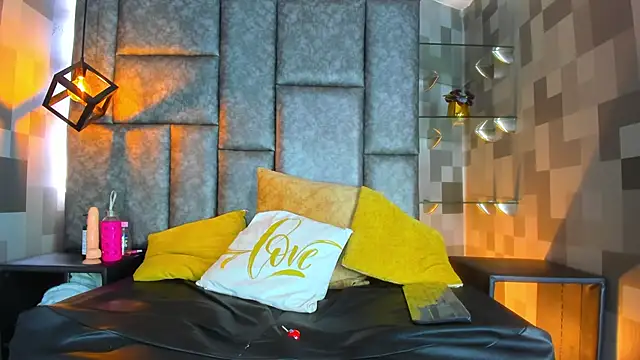 Emily Mitchell online show from November 2025 06:40:02 PM