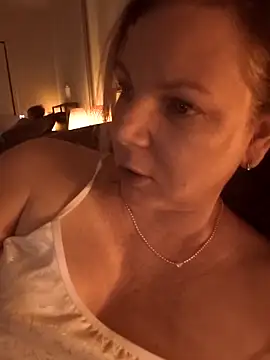 aussiepeaches online show from April 2026 02:21:01 PM