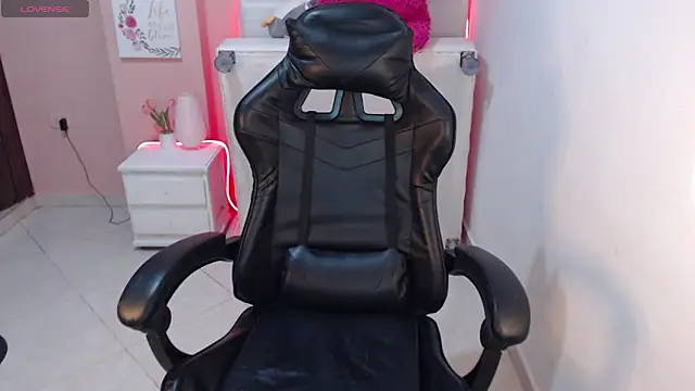 Snapshot of Cherrykissxx chatting on October 2025 06:37:01 AM Cherrykissxx online show from October 2025 06:37:01 AM