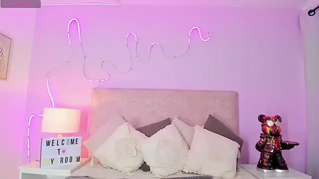 EmaRae1499 online show from October 2025 12:31:02 PM