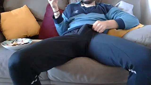 Amicisegreti online show from November 2025 07:30:01 AM