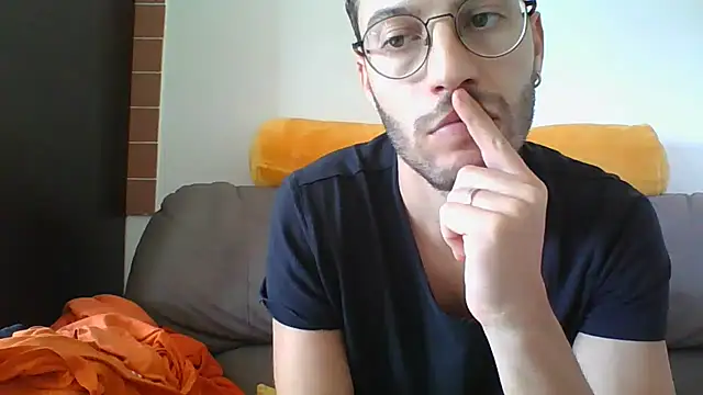 Amicisegreti online show from October 2025 12:04:01 PM