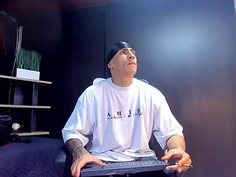 Snapshot of adrian_ray chatting on October 2025 06:19:02 PM adrian ray online show from October 2025 06:19:02 PM