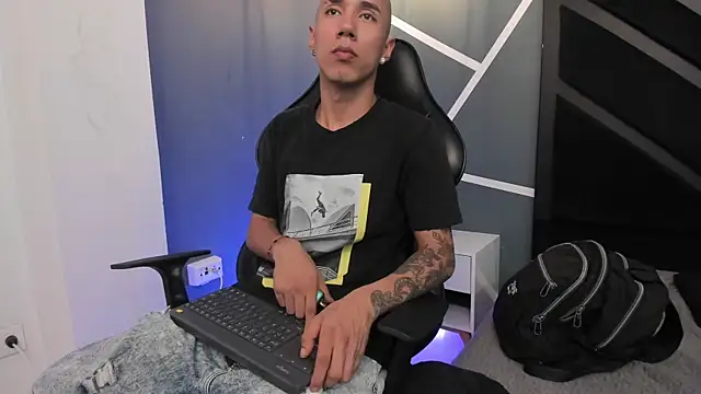 Snapshot of Justin_Lakee chatting on September 2025 11:12:02 PM Justin Lakee online show from September 2025 11:12:02 PM