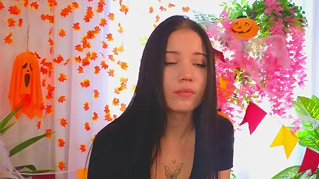 Snapshot of LauraHale chatting on November 2025 07:56:01 AM LauraHale online show from November 2025 07:56:01 AM