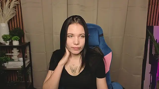 Snapshot of LauraHale chatting on November 2025 11:59:02 AM LauraHale online show from November 2025 11:59:02 AM