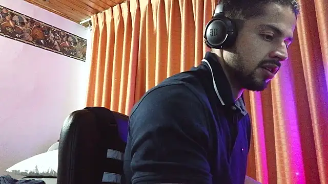 Axel-Cr0ss online show from October 2025 12:01:02 AM