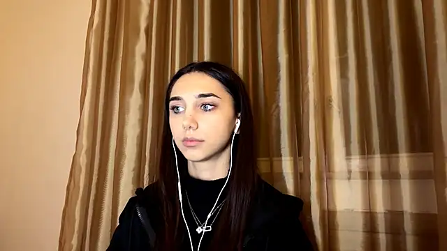 Snapshot of LinaMour chatting on November 2025 10:03:01 PM LinaMour online show from November 2025 10:03:01 PM