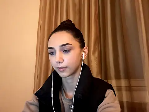 Snapshot of LinaMour chatting on October 2025 10:11:01 PM LinaMour online show from October 2025 10:11:01 PM