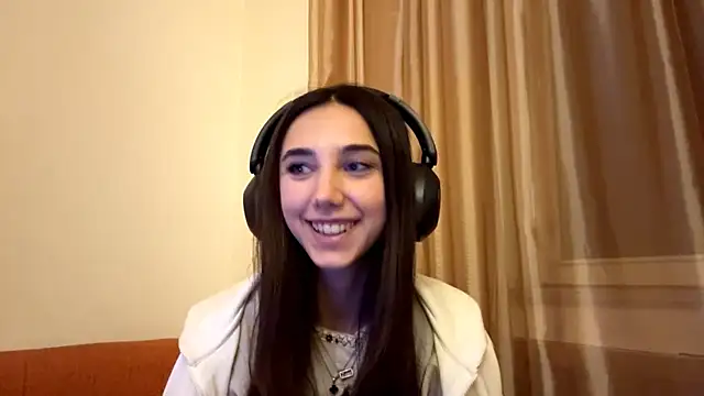 Snapshot of LinaMour chatting on September 2025 11:12:01 PM LinaMour online show from September 2025 11:12:01 PM