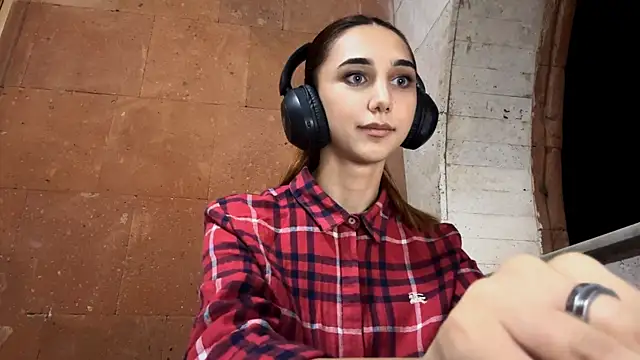 Snapshot of LinaMour chatting on September 2025 09:58:01 PM LinaMour online show from September 2025 09:58:01 PM