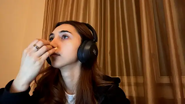 Snapshot of LinaMour chatting on September 2025 10:32:02 PM LinaMour online show from September 2025 10:32:02 PM