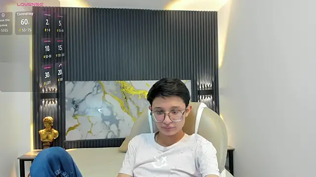 Snapshot of SantiagoRusso18 chatting on October 2025 12:07:01 PM SantiagoRusso18 online show from October 2025 12:07:01 PM