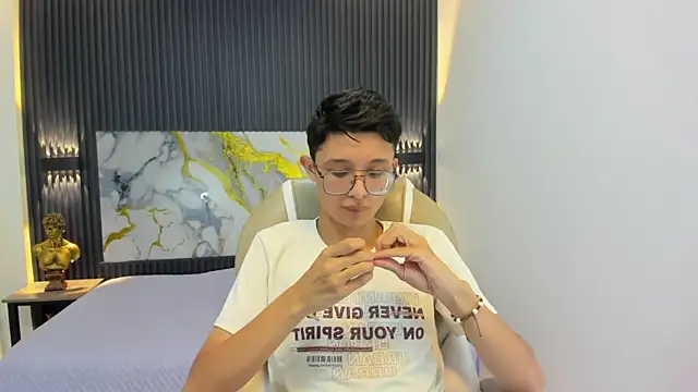 Snapshot of SantiagoRusso18 chatting on September 2025 01:05:02 PM SantiagoRusso18 online show from September 2025 01:05:02 PM