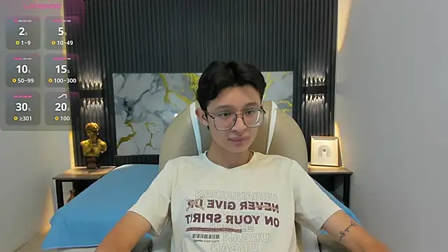 Snapshot of SantiagoRusso18 chatting on October 2025 12:04:01 PM SantiagoRusso18 online show from October 2025 12:04:01 PM