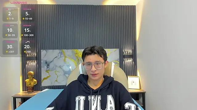 Snapshot of SantiagoRusso18 chatting on October 2025 12:04:02 PM SantiagoRusso18 online show from October 2025 12:04:02 PM