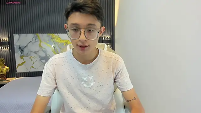 Snapshot of SantiagoRusso18 chatting on September 2025 12:06:01 PM SantiagoRusso18 online show from September 2025 12:06:01 PM