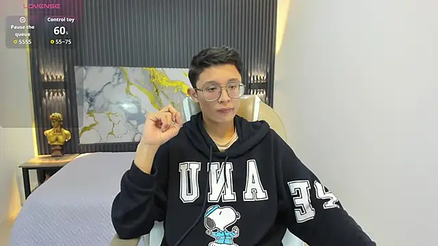 Snapshot of SantiagoRusso18 chatting on September 2025 12:01:02 PM SantiagoRusso18 online show from September 2025 12:01:02 PM