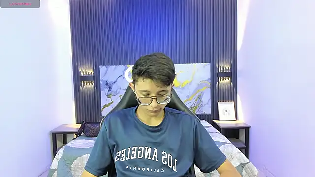 SantiagoRusso18 online show from February 2026 07:33:02 PM