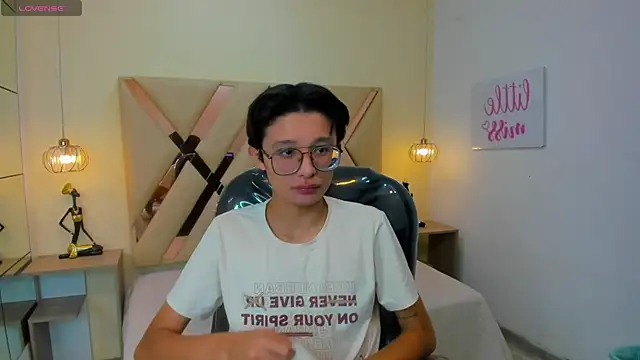 Snapshot of SantiagoRusso18 chatting on November 2025 09:04:01 PM SantiagoRusso18 online show from November 2025 09:04:01 PM