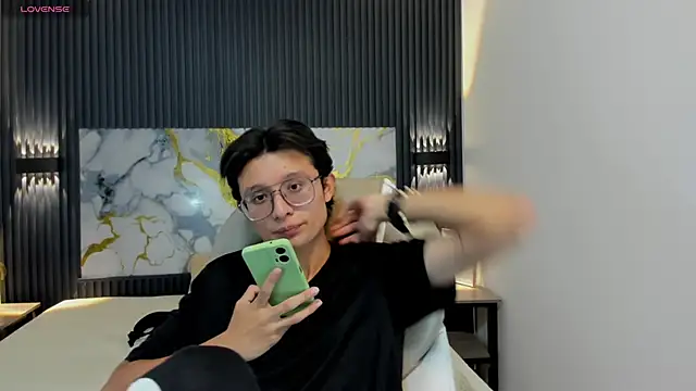 Snapshot of SantiagoRusso18 chatting on November 2025 02:33:02 AM SantiagoRusso18 online show from November 2025 02:33:02 AM