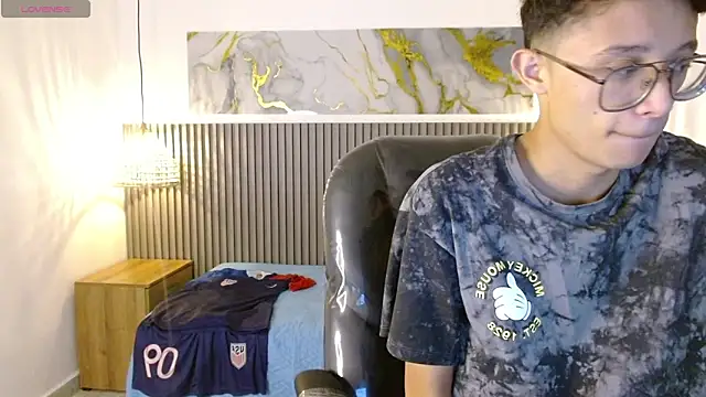 SantiagoRusso18 online show from February 2026 12:33:01 PM