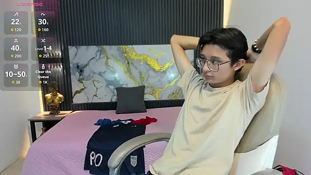 Snapshot of SantiagoRusso18 chatting on November 2025 12:09:01 PM SantiagoRusso18 online show from November 2025 12:09:01 PM