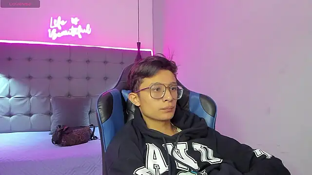 SantiagoRusso18 online show from February 2026 01:01:01 PM