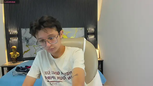 Snapshot of SantiagoRusso18 chatting on October 2025 12:25:02 PM SantiagoRusso18 online show from October 2025 12:25:02 PM