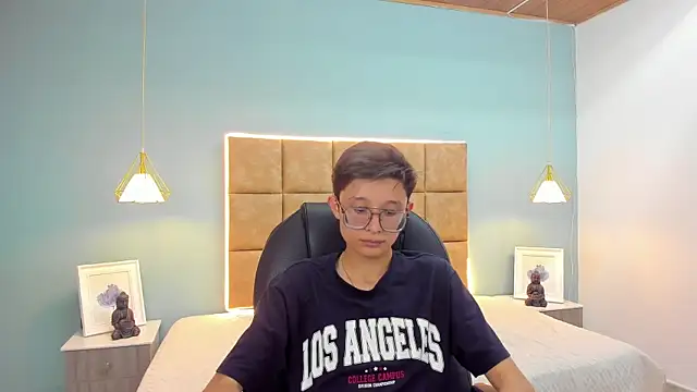 Snapshot of SantiagoRusso18 chatting on October 2025 09:15:01 PM SantiagoRusso18 online show from October 2025 09:15:01 PM