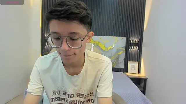 Snapshot of SantiagoRusso18 chatting on September 2025 12:36:02 PM SantiagoRusso18 online show from September 2025 12:36:02 PM