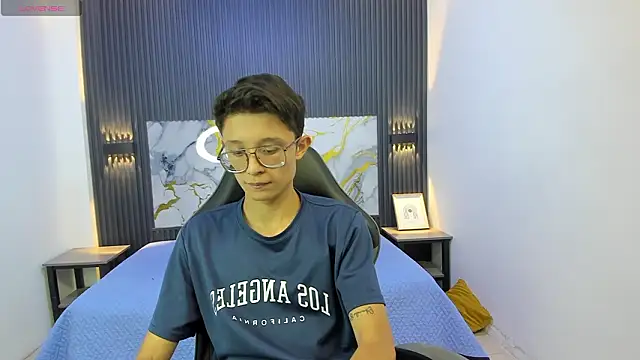 SantiagoRusso18 online show from February 2026 07:35:02 PM